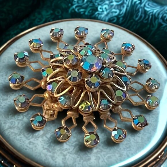 VINTAGE Aurora Borealis Starburst Brooch Gold Tone 1¾” Mid Century Atomic - Picture 1 of 7
